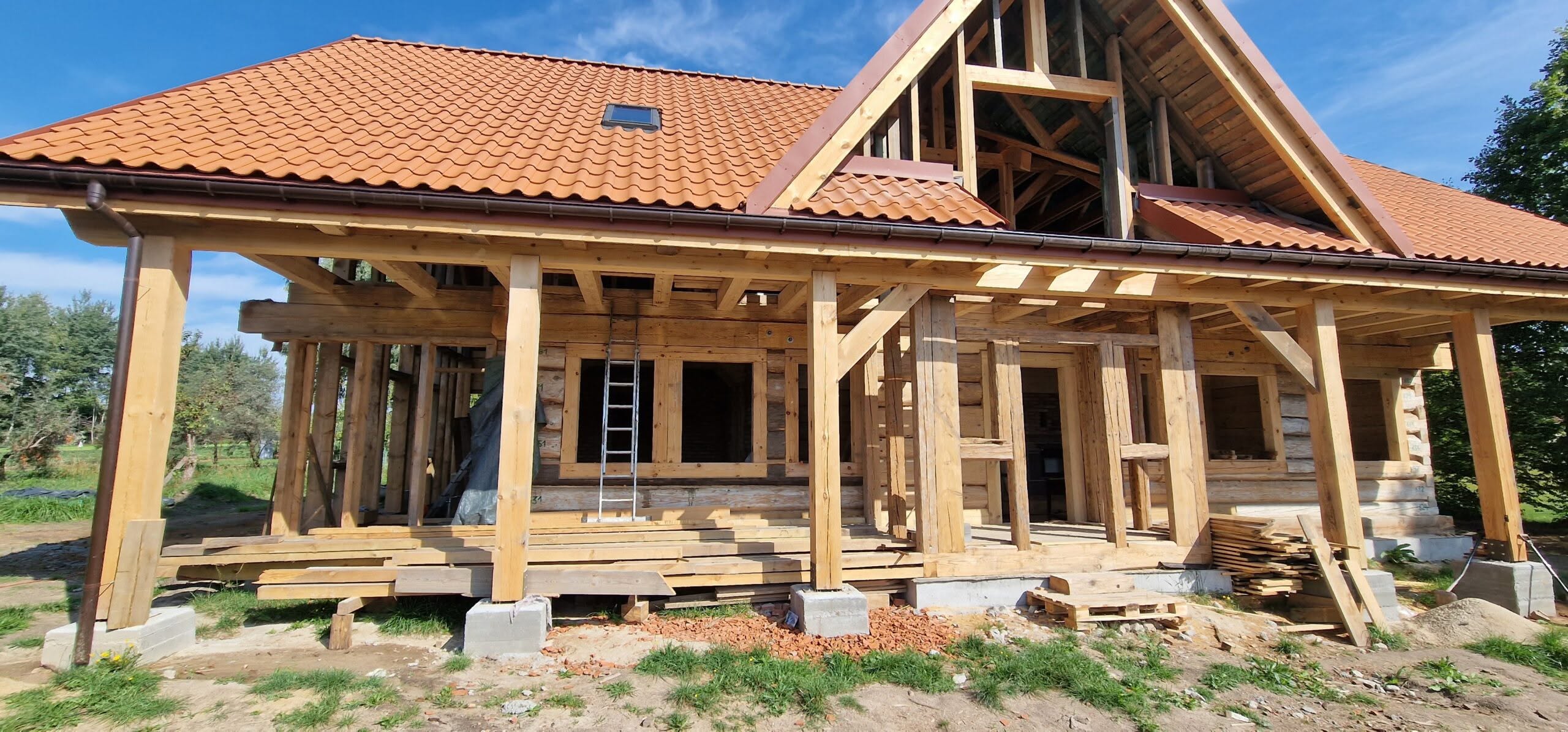 Renowacja i&nbsp;przenoszenie starych domów drewnianych – drugie życie tradycyjnej architektury